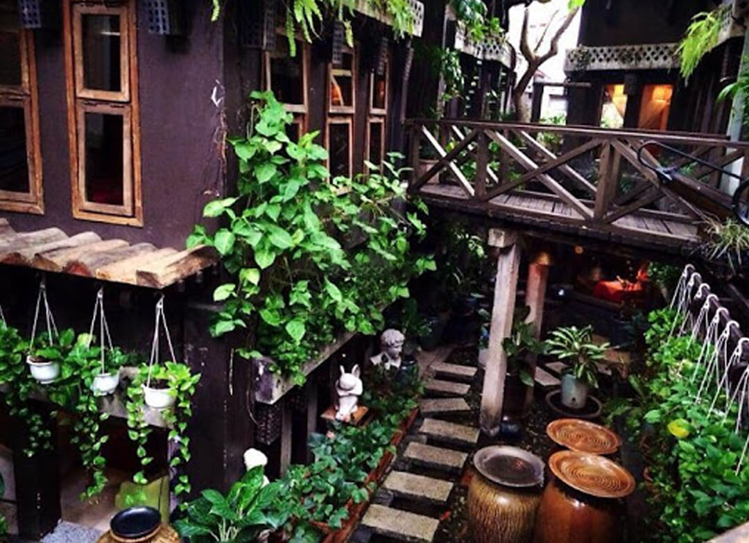 Trầm cafe là quán cà phê sân vườn được xây dựng với chất liệu gỗ, đá, cây xanh... không gian yên tĩnh mang đến cảm giác yên ả và thanh thản