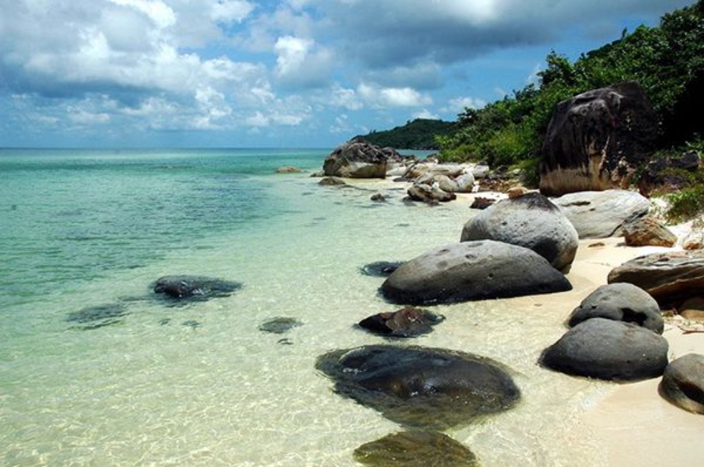 Bãi biển Ông Lang, nơi có những bãi đá độc đáo