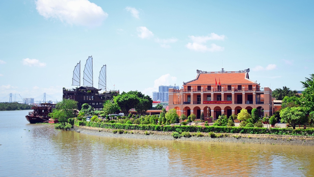 Nhà Rồng được xây dựng từ năm 1864 trên sông Sài Gòn