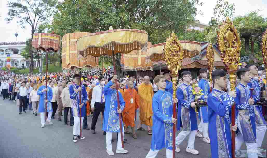 Dâng lễ Đại Lễ Phật Đản