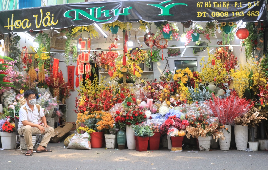 Chợ nhập khẩu và bày bán nhiều loại hoa được ưa chuộng
