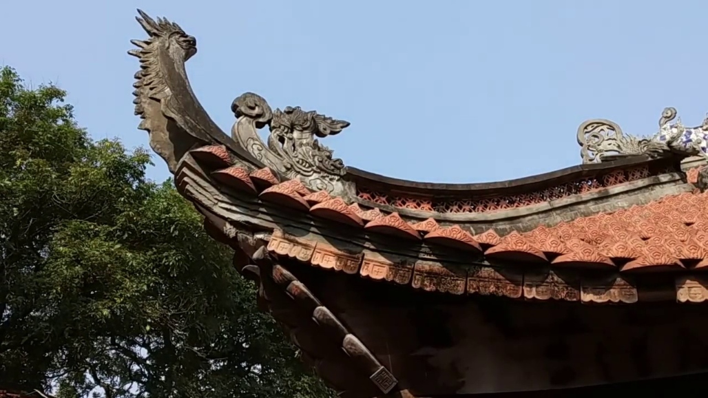 Chính diện chùa Đậu gồm gian tiền đường phía trước, 2 dãy hành lang song song