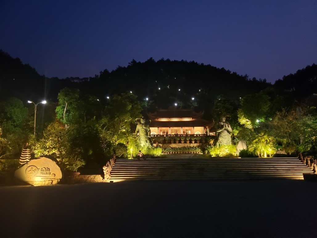 Chùa được xây dựng vào thế kỉ 10, tên gọi chùa Đùng được xuất phát từ tên cổ Đùng