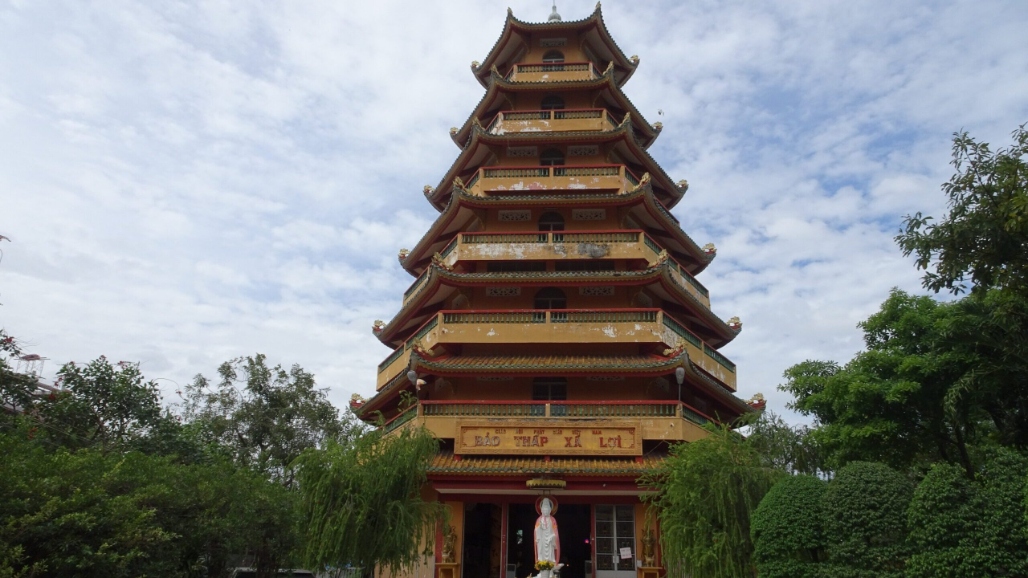 Khu chính diện của chùa được xây dựng theo phong cách truyền thống