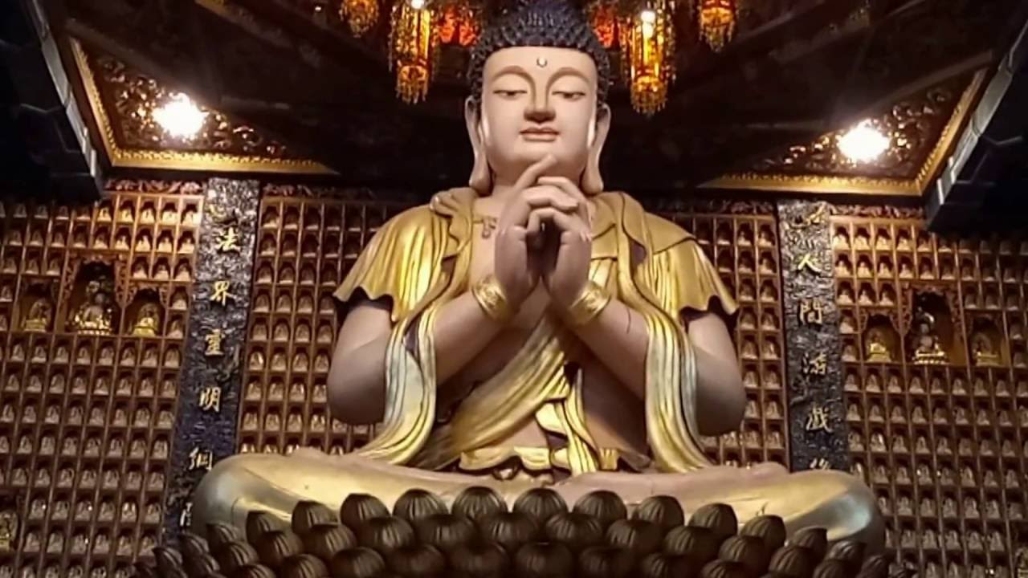 Chùa Vạn Phật thu hút du khách khi sở hữu hơn 10.000 tượng Phật